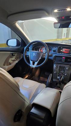 VOLVO V40 2.0 T4 MOMENTUM GASOLINA 4P AUTOMÁTICO VOLVO V40 2.0 T4 MOMENTUM GASOLINA 4P AUTOMÁTICO